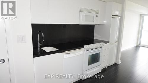 1516 - 15 Iceboat Terrace, Toronto, ON - Indoor Photo Showing Kitchen