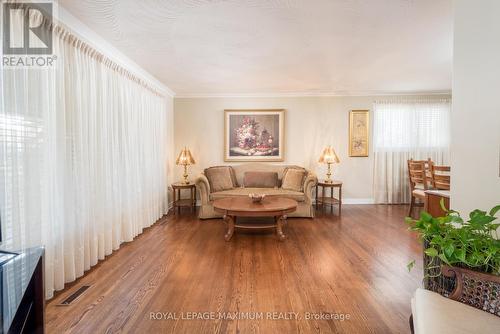 90 Goldsboro Road, Toronto, ON - Indoor Photo Showing Living Room