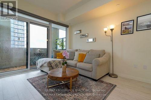 1717 - 9000 Jane Street, Vaughan, ON - Indoor Photo Showing Living Room