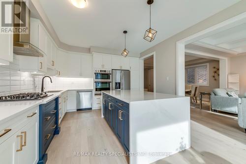 1286 Muskoka Heights, Milton, ON - Indoor Photo Showing Kitchen With Upgraded Kitchen