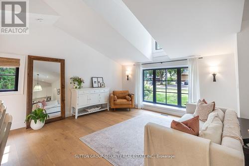 1665 Missenden Crescent, Mississauga, ON - Indoor Photo Showing Living Room