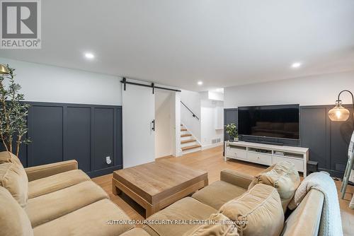 1665 Missenden Crescent, Mississauga, ON - Indoor Photo Showing Living Room