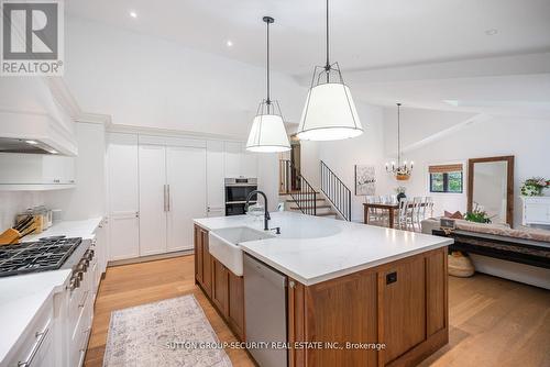 1665 Missenden Crescent, Mississauga, ON - Indoor Photo Showing Kitchen With Upgraded Kitchen