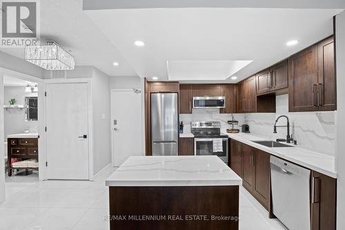 610 - 300 Webb Drive, Mississauga, ON - Indoor Photo Showing Kitchen