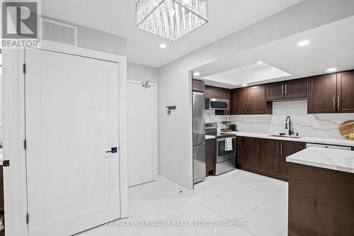 610 - 300 Webb Drive, Mississauga, ON - Indoor Photo Showing Kitchen