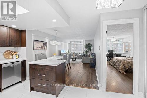 610 - 300 Webb Drive, Mississauga, ON - Indoor Photo Showing Kitchen