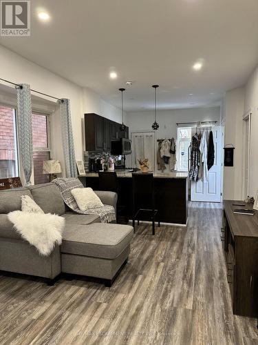 2 - 1152 King Street E, Hamilton, ON - Indoor Photo Showing Living Room