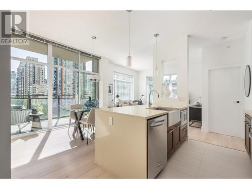 701-888 Homer Street, Vancouver, BC - Indoor Photo Showing Kitchen With Upgraded Kitchen