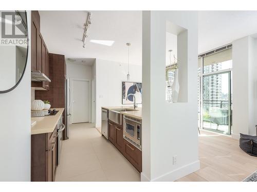 701-888 Homer Street, Vancouver, BC - Indoor Photo Showing Kitchen