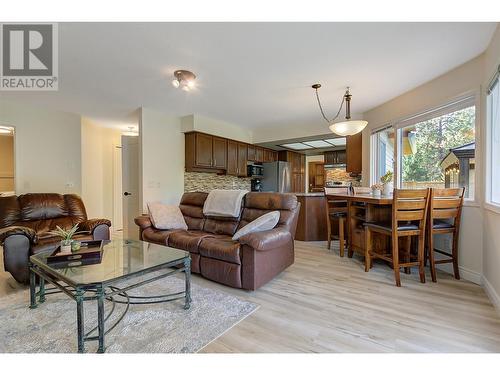 2935 Shannon Green Court, West Kelowna, BC - Indoor Photo Showing Living Room