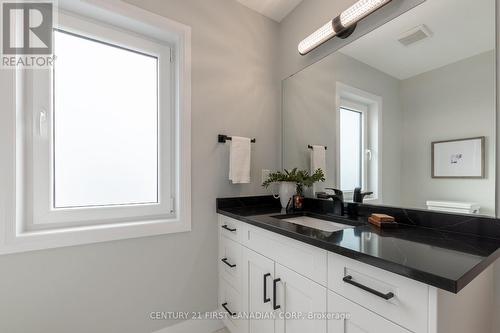 2166 Tripp Drive, London, ON - Indoor Photo Showing Bathroom