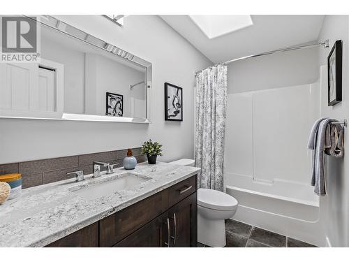 2825 Parkland Place, Blind Bay, BC - Indoor Photo Showing Bathroom