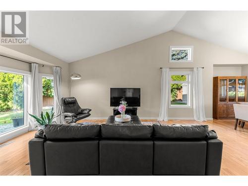 1137 Windermere Court, Kelowna, BC - Indoor Photo Showing Living Room