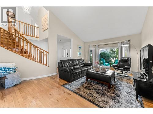 1137 Windermere Court, Kelowna, BC - Indoor Photo Showing Living Room