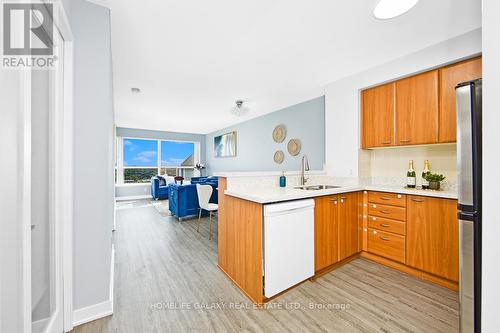 2708 - 36 Lee Centre Drive, Toronto, ON - Indoor Photo Showing Kitchen