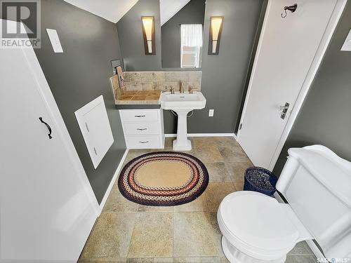 460 4Th Avenue Ne, Swift Current, SK - Indoor Photo Showing Bathroom