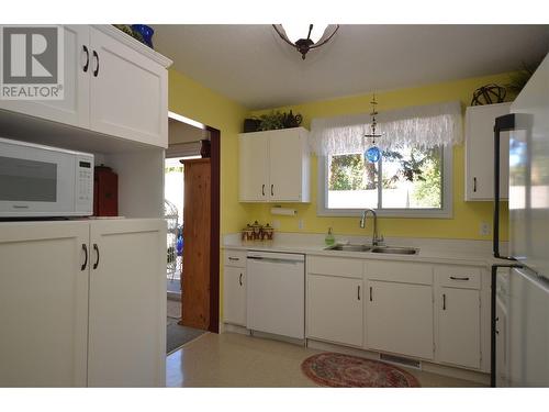 1602 43 Street, Vernon, BC - Indoor Photo Showing Kitchen With Double Sink