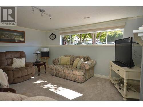 1602 43 Street, Vernon, BC - Indoor Photo Showing Living Room