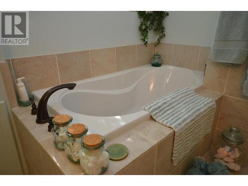 1602 43 Street, Vernon, BC - Indoor Photo Showing Bathroom