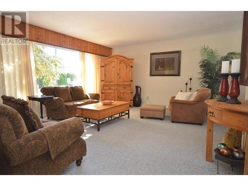 1602 43 Street, Vernon, BC - Indoor Photo Showing Living Room