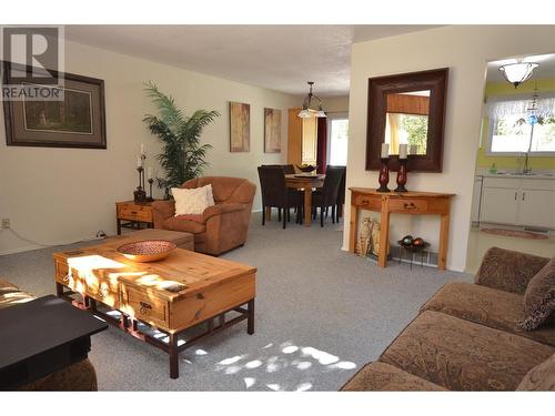 1602 43 Street, Vernon, BC - Indoor Photo Showing Living Room