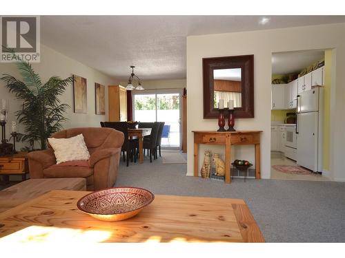 1602 43 Street, Vernon, BC - Indoor Photo Showing Living Room