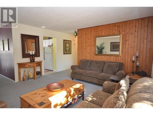 1602 43 Street, Vernon, BC - Indoor Photo Showing Living Room