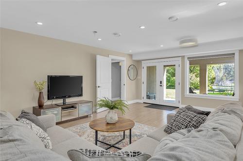 2562 Tuscany Drive, West Kelowna, BC - Indoor Photo Showing Living Room