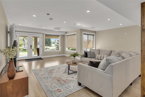 2562 Tuscany Drive, West Kelowna, BC - Indoor Photo Showing Living Room