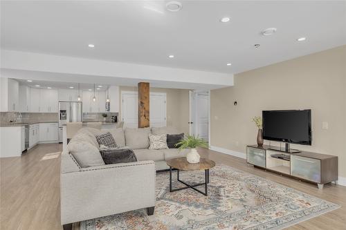 2562 Tuscany Drive, West Kelowna, BC - Indoor Photo Showing Living Room