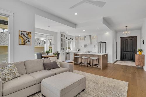 2562 Tuscany Drive, West Kelowna, BC - Indoor Photo Showing Living Room