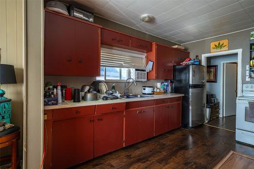 3620 Sage Avenue, Armstrong, BC - Indoor Photo Showing Kitchen With Double Sink