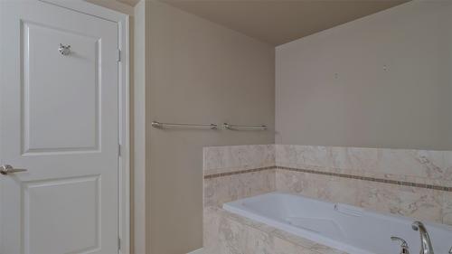 202-600 Sarsons Road, Kelowna, BC - Indoor Photo Showing Bathroom