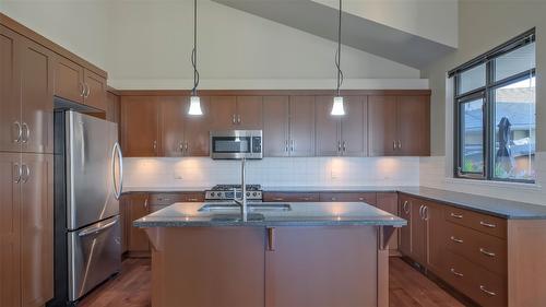 202-600 Sarsons Road, Kelowna, BC - Indoor Photo Showing Kitchen