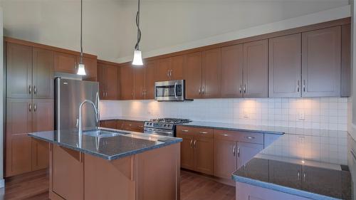 202-600 Sarsons Road, Kelowna, BC - Indoor Photo Showing Kitchen With Double Sink With Upgraded Kitchen