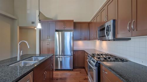 202-600 Sarsons Road, Kelowna, BC - Indoor Photo Showing Kitchen With Double Sink With Upgraded Kitchen