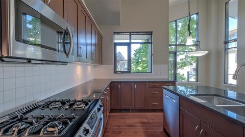 202-600 Sarsons Road, Kelowna, BC - Indoor Photo Showing Kitchen With Double Sink