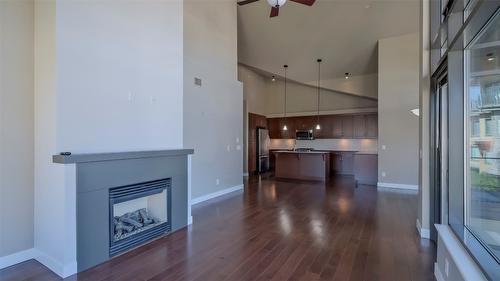 202-600 Sarsons Road, Kelowna, BC - Indoor With Fireplace