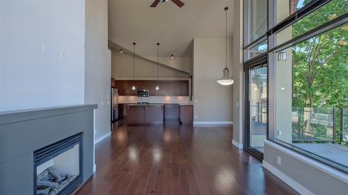 202-600 Sarsons Road, Kelowna, BC - Indoor With Fireplace