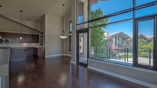 202-600 Sarsons Road, Kelowna, BC - Indoor Photo Showing Kitchen