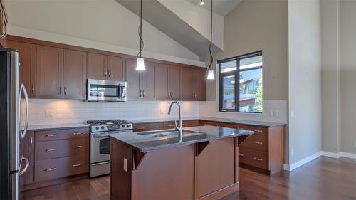 202-600 Sarsons Road, Kelowna, BC - Indoor Photo Showing Kitchen With Double Sink With Upgraded Kitchen