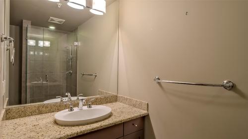 202-600 Sarsons Road, Kelowna, BC - Indoor Photo Showing Bathroom