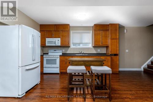 5 Battle Street, Thorold, ON - Indoor Photo Showing Kitchen With Double Sink