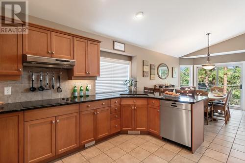 4117 Gallaghers Boulevard S, Kelowna, BC - Indoor Photo Showing Kitchen