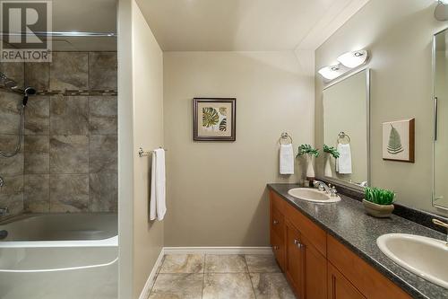 4117 Gallaghers Boulevard S, Kelowna, BC - Indoor Photo Showing Bathroom