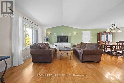 24 Marquette Street, Clarence-Rockland, ON - Indoor Photo Showing Living Room