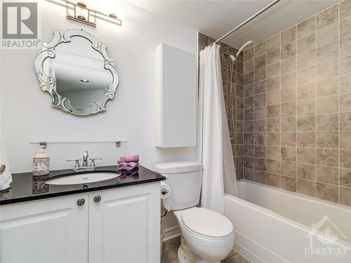 445 Laurier Avenue W Unit#605, Ottawa, ON - Indoor Photo Showing Bathroom