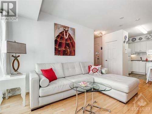 445 Laurier Avenue W Unit#605, Ottawa, ON - Indoor Photo Showing Living Room