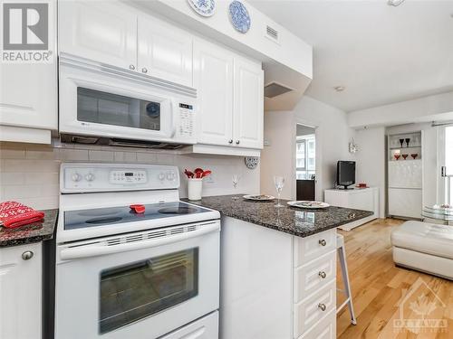 445 Laurier Avenue W Unit#605, Ottawa, ON - Indoor Photo Showing Kitchen