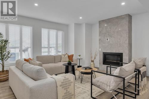 2835 Canyon Crest Drive Unit# 19, West Kelowna, BC - Indoor Photo Showing Living Room With Fireplace